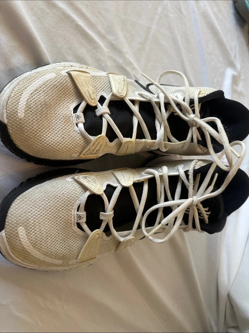 Nike Cream and Black Women's Training Sneakers